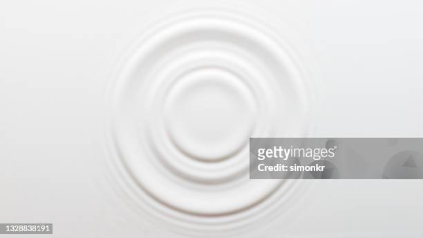 circular ripples on the surface of the milk - ondulado descrição física imagens e fotografias de stock