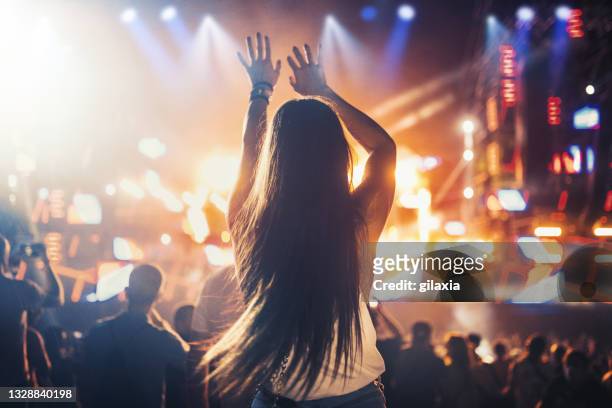 woman enjoying a concert party - concert crowd stockfoto's en -beelden