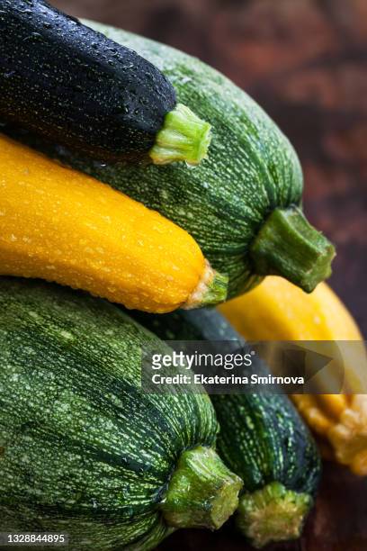 fresh yellow and green zucchini and squash in busket - squash seeds stock-fotos und bilder
