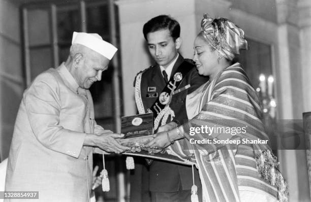 President Shankar Dayal Sharma presents Indira Gandhi Peace Prize 1995 to General Olusegun Obasanjo, Nigeria at Rashtrapati Bhavan in New Delhi,...