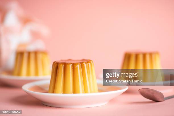 homemade pudding soft vanilla dessert in cup mold shape - toetje stockfoto's en -beelden