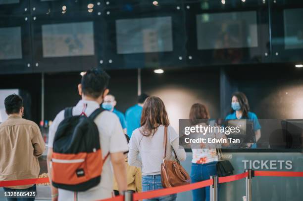 vista trasera asiática gente china esperando en la fila para comprar entradas de cine en el cine de cine - taquilla lugar de comercio fotografías e imágenes de stock