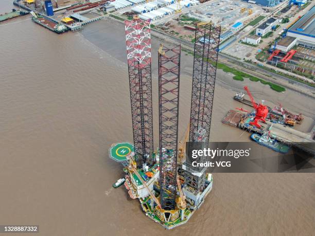 Shipyard Rigs 20 China Oilfield Services Limited Stock Photos, High-Res Pictures, and ...