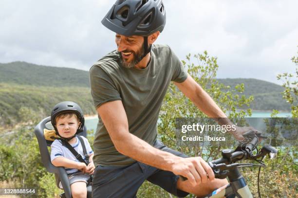 familie mit kleinkind mit e-bike in der toskana, italien - ebike stock-fotos und bilder