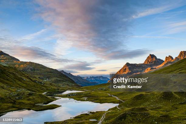 landscape with mountains at a beautiful small lake at sunset - vorarlberg imagens e fotografias de stock