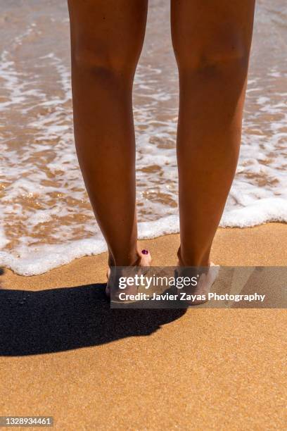 bare feet of woman in front of seashore in summer - womans bare feet stock-fotos und bilder