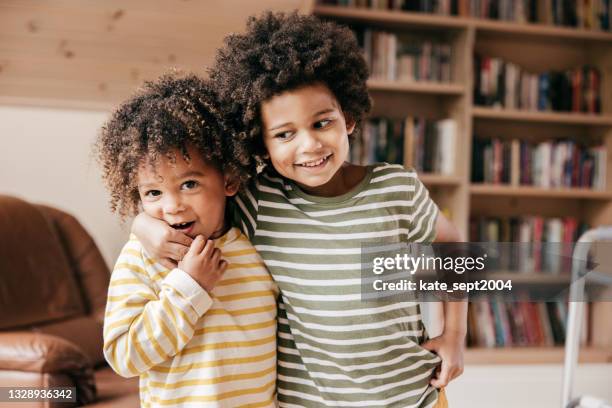 smiling 3 and 5 years old siblings - 2 3 years 個照片及圖片檔