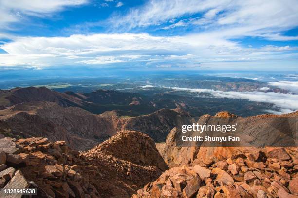aussicht scenic view vom pikes peak summit colorado - pikes peak stock-fotos und bilder