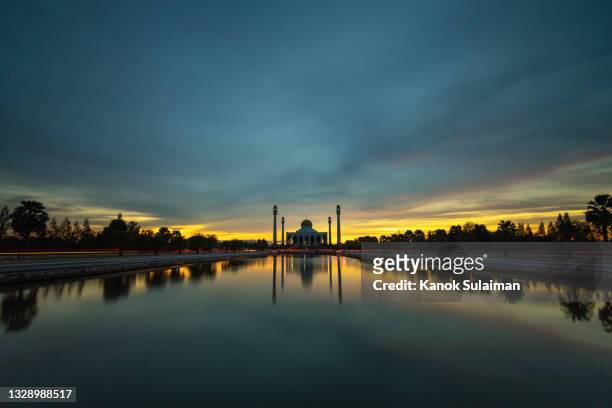 sunset at the mosque - abu dhabi city photos et images de collection