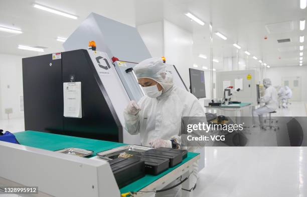 Inside Computer Chip Factory Computer Chip Manufacturing Photos and Premium High Res Pictures ...