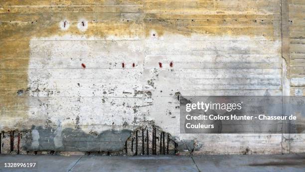 broken concrete wall with rusty metal, patina and floor in france - pared de cemento fotografías e imágenes de stock