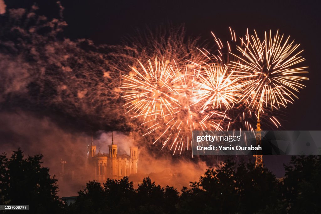 Le feu d'artifice du 14 Juillet 2021 à Lyon devant la basilique de Fourvière