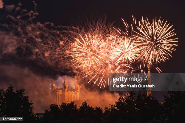 le feu d'artifice du 14 juillet 2021 à lyon devant la basilique de fourvière - bastille day stock pictures, royalty-free photos & images