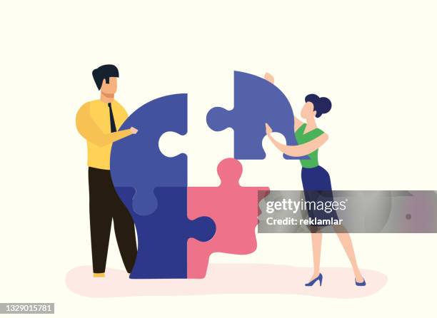 teamwork-gruppe, die ein gehirnpuzzle zusammenstellt. konzept der kognitiven rehabilitation bei alzheimer-patienten und demenzpatienten. zwei erwachsene arbeiten zusammen, brainstormen, öffnen sich für neues denken. working together puzzle hands, teamwor - contemplation icon stock-grafiken, -clipart, -cartoons und -symbole