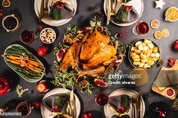 テーブルの上の伝統的なクリスマスイブディナー - christmas table turkey ストックフォトと画像