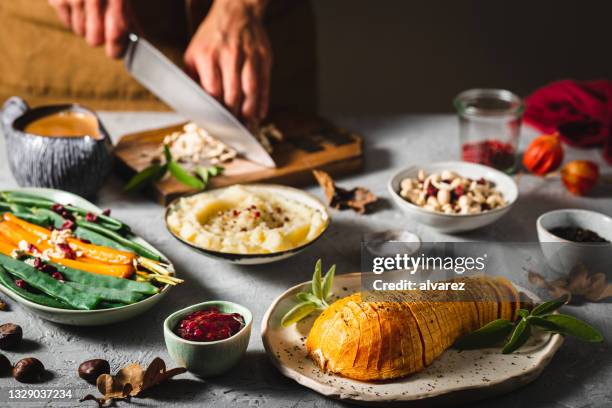 woman making thanksgiving meal in the kitchen - legume table stockfoto's en -beelden