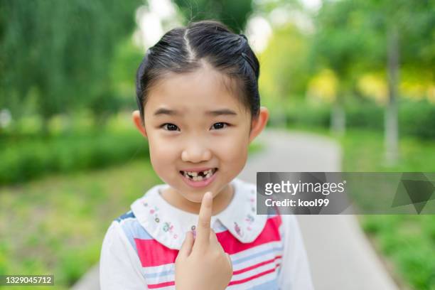 garotinha apontando para o dente perdido - losing virginity - fotografias e filmes do acervo
