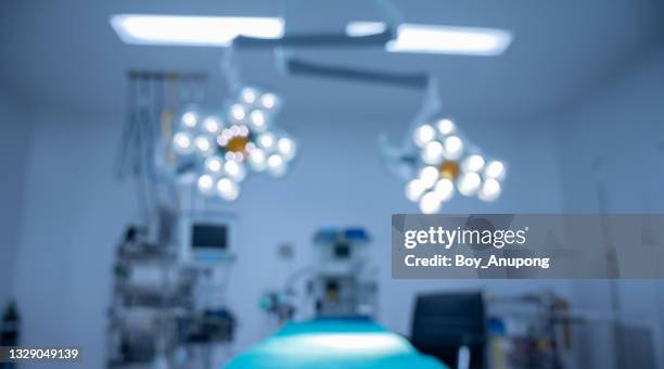blurred image background of operating room (or icu room) in hospital. - sala de cirurgia com assistência imagens e fotografias de stock
