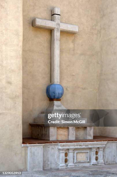 religious atrial cross on the exterior wall of cuernavaca cathedral (spanish: catedral de la asunción de maría), cuernavaca, morelos, mexico - morelos stock-fotos und bilder