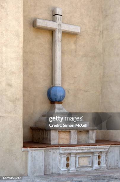 religious atrial cross on the exterior wall of cuernavaca cathedral (spanish: catedral de la asunción de maría), cuernavaca, morelos, mexico - morelos 個照片及圖片檔