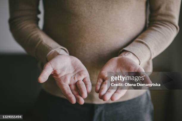 man offer two hands and holding nothing - dual stockfoto's en -beelden