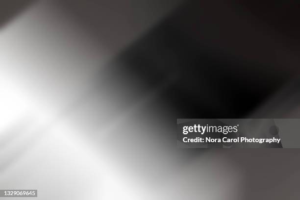 black and white background - schatten im mittelpunkt stock-fotos und bilder