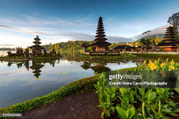 pura ulun danu bratan bedugul bali - lake bratan area fotografías e imágenes de stock