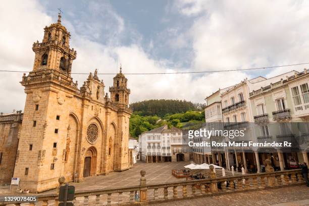 the cathedral of mondoñedo, town of lugo, galicia, spain, from the thirteenth century with the nickname of the "cathedral kneeling". - mondonedo stock pictures, royalty-free photos & images