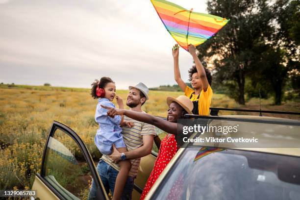 休暇の準備ができて子供たちと幸せな多民族家族 - ドライブ旅行 ストックフォトと画像