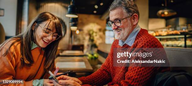 coffee break with dad - alleen volwassenen stockfoto's en -beelden