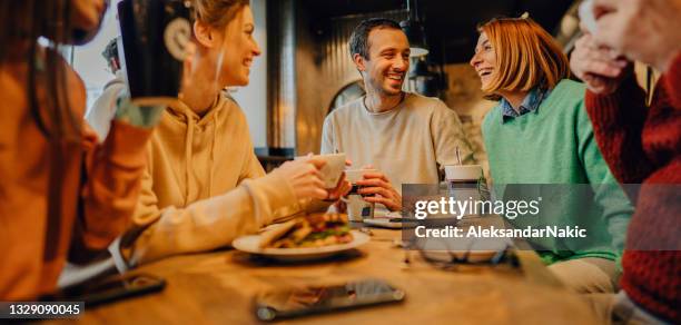 family sunday brunch - family dining stockfoto's en -beelden