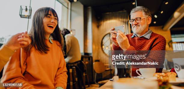 coffee break with dad - alleen volwassenen stockfoto's en -beelden