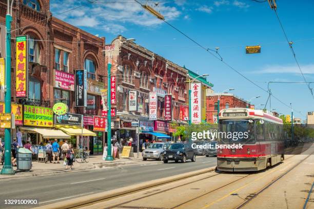 chinatown centro de toronto canadá - barrio chino fotografías e imágenes de stock