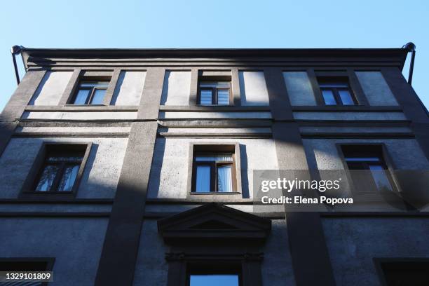 minimalistic building concept, grey concrete  facade with small windows - stay home - fotografias e filmes do acervo