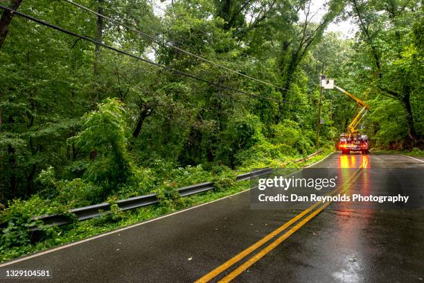 power utility truck out on a call - power line repair stock pictures, royalty-free photos & images