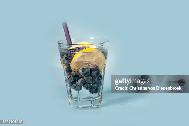 homemade fresh blueberry lemonade - sparkling water glass stockfoto's en -beelden