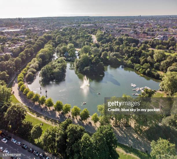 the west side of victoria park london with the lake and fountain known as the old bathing lake - victoria park london stockfoto's en -beelden