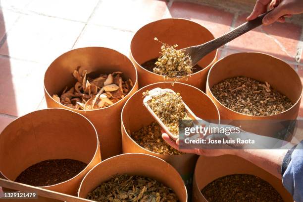 chamomile for sale at a local market. chamomile  matricaria chamomilla , blossoms, in a  bowl - argentina traditional food ストックフォトと画像