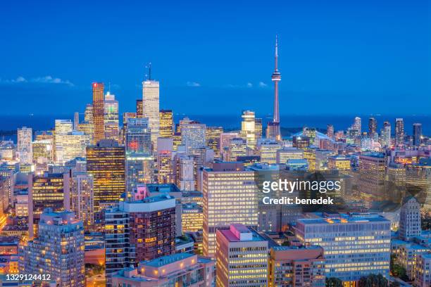 downtown toronto canada skyline - toronto stockfoto's en -beelden