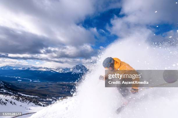 sciatore backcountry scende pista da neve - telemark foto e immagini stock