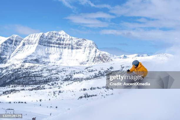 backcountry-skifahrer steigt schneepiste ab - whistler winter stock-fotos und bilder