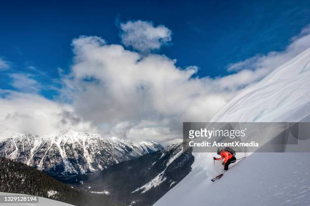 esquiador de fondo desciende la pista de nieve - telemark fotografías e imágenes de stock