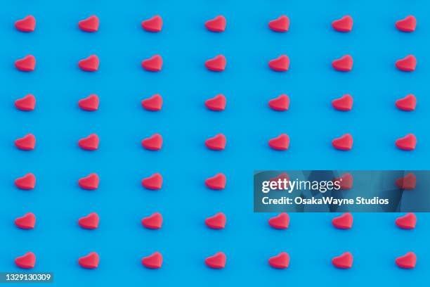 symmetrical mesh pattern of red hearts on blue background - truehearts stock pictures, royalty-free photos & images