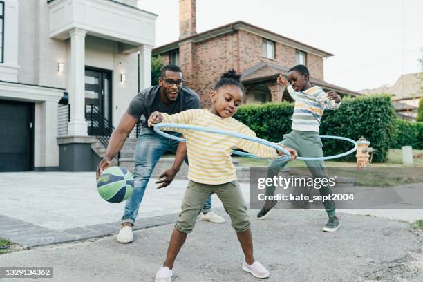 hula hoop family fun - jogar ao arco imagens e fotografias de stock