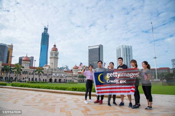 junge malaysier zeigen stolz ihren patriotischen geist und ihre solidarität bei der feier des malaysischen nationalfeiertags - independent spirit stock-fotos und bilder