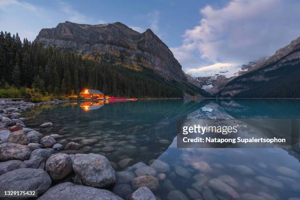dock cabin at lake louise, alberta, canada. - banff national park stock-fotos und bilder