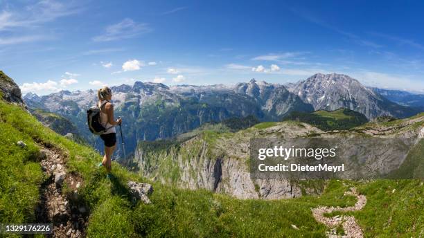 frauenwandern, nationalpark berchtesgadener berge, deutschland - bayern stock-fotos und bilder