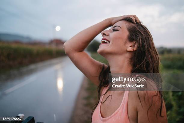 portrait de la femme profitant de la pluie - résistant à l'eau photos et images de collection
