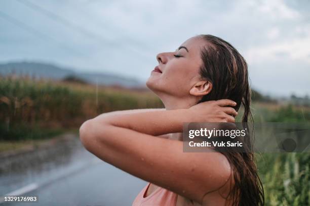 portrait de la femme profitant de la pluie - makeup in rain photos et images de collection