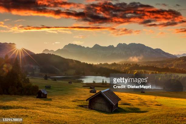 magic sunrise no lago alpino geroldsee - vista para o monte karwendel, garmisch partenkirchen, alp - alpenglow - fotografias e filmes do acervo